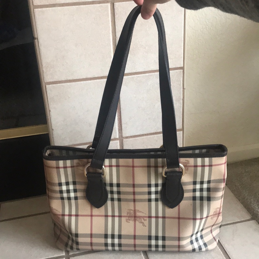 Burberry Shoulder Bag •• AUTHENTIC ••